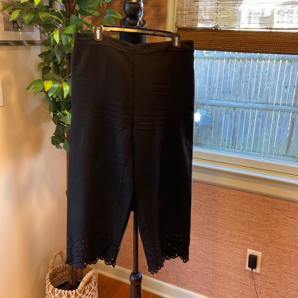 Anthropologie / Ranna Gill Black wide leg Crop Culottes cut out design at hem, L